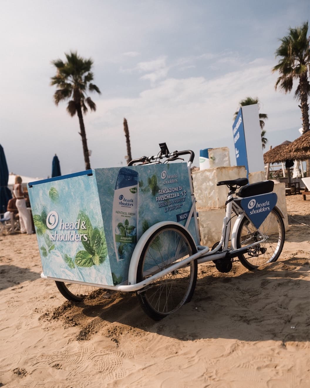 Head&Shoulders Refresh Tour — branded cart on the beach