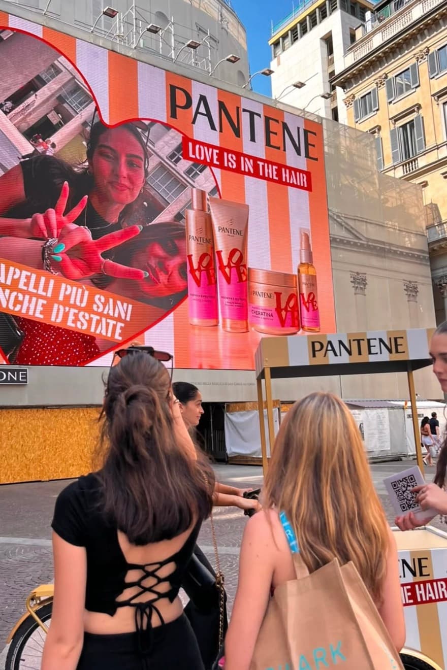 Pantene Love Tour — passers-by posing for the Love Cam